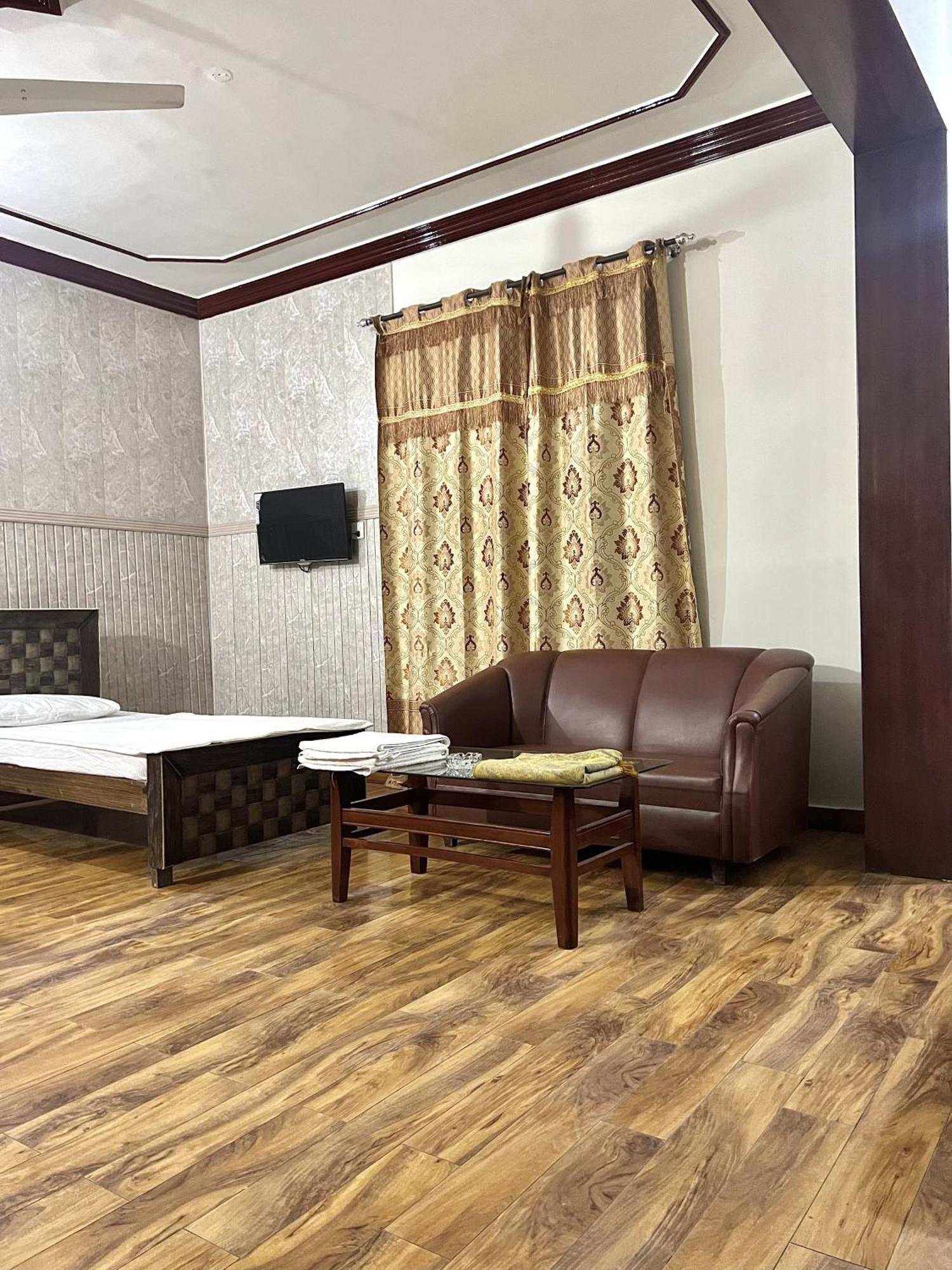 Hotel Babar House Faisalabad Esterno foto