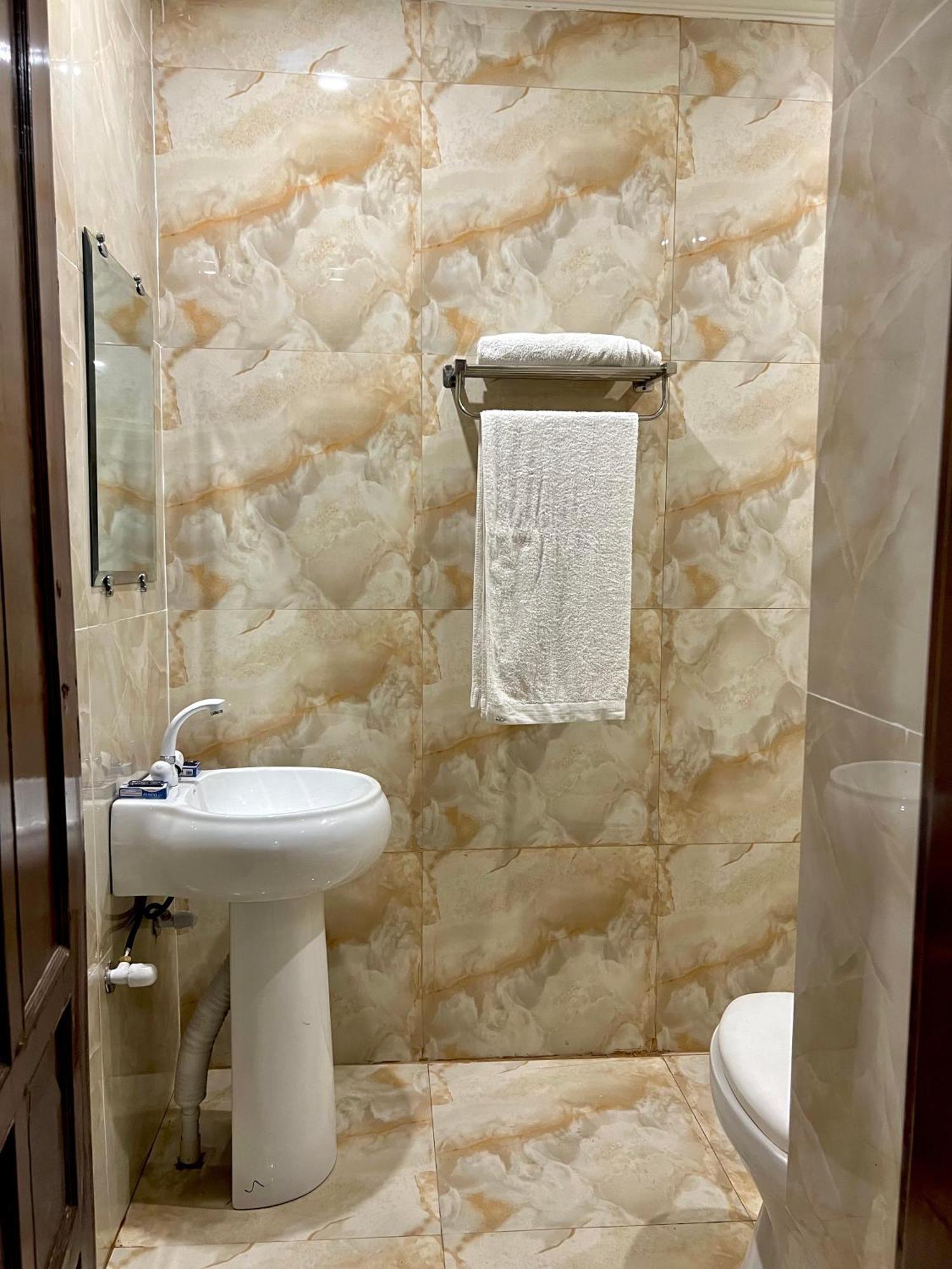 Hotel Babar House Faisalabad Esterno foto
