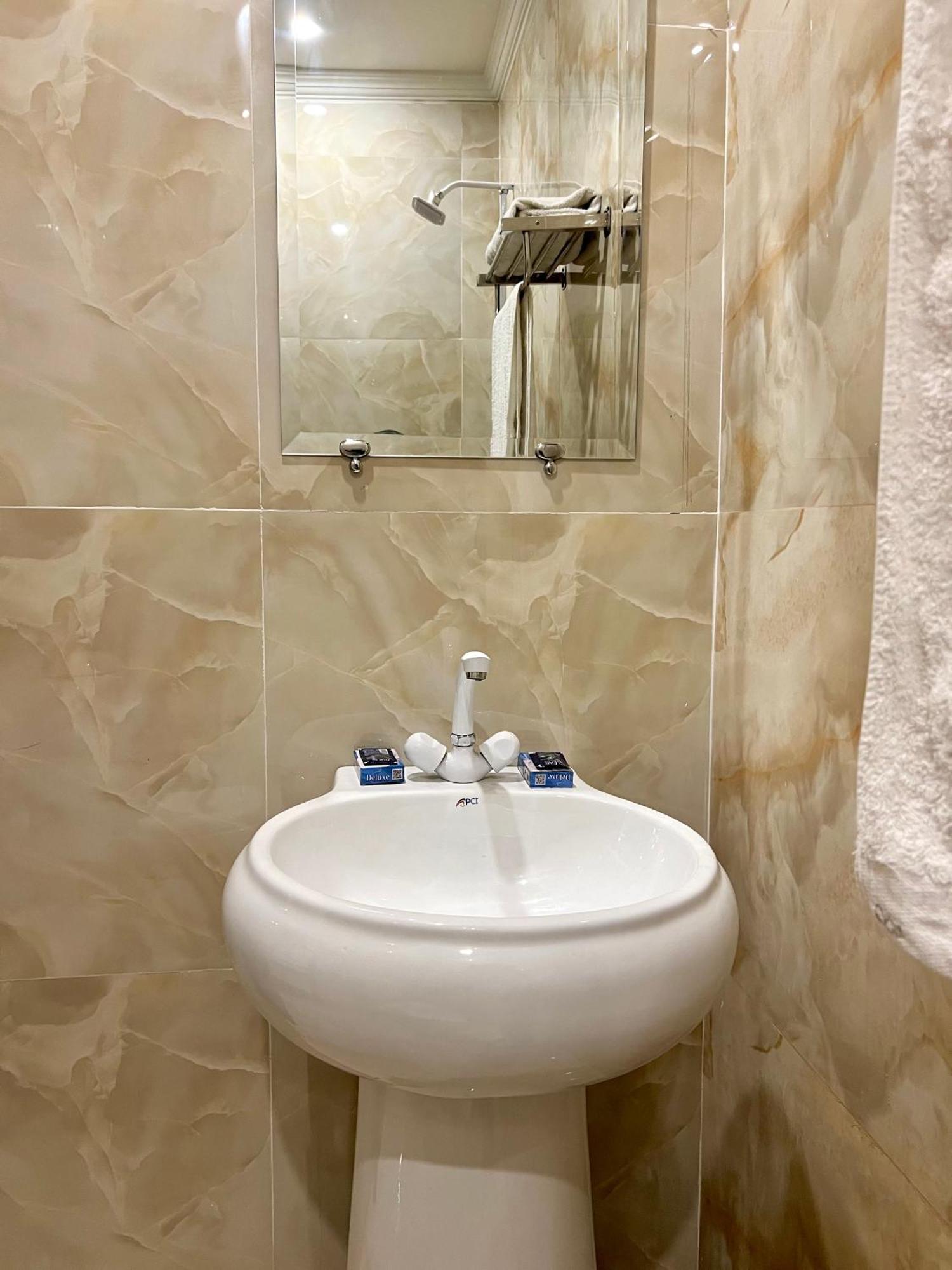 Hotel Babar House Faisalabad Esterno foto