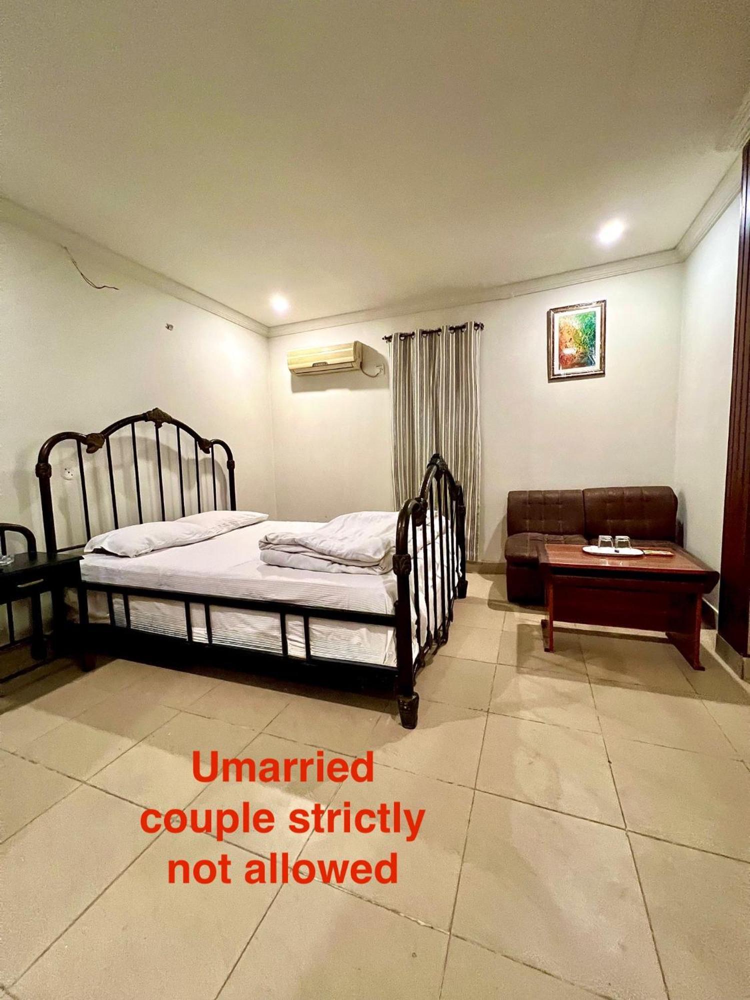 Hotel Babar House Faisalabad Esterno foto