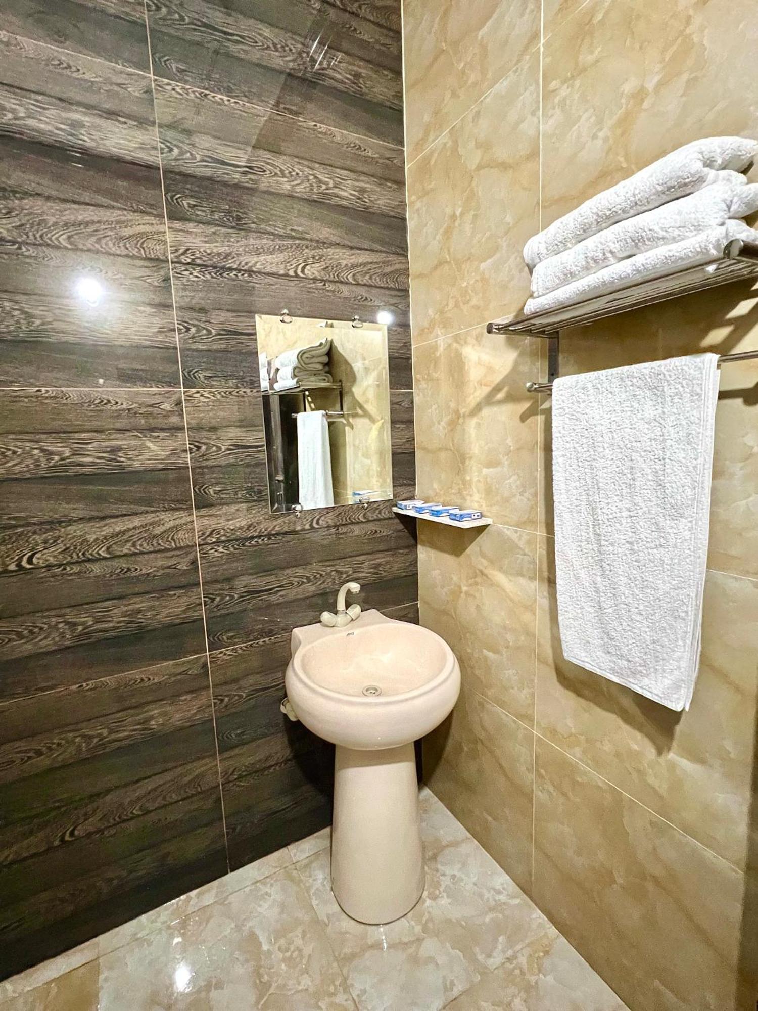 Hotel Babar House Faisalabad Esterno foto